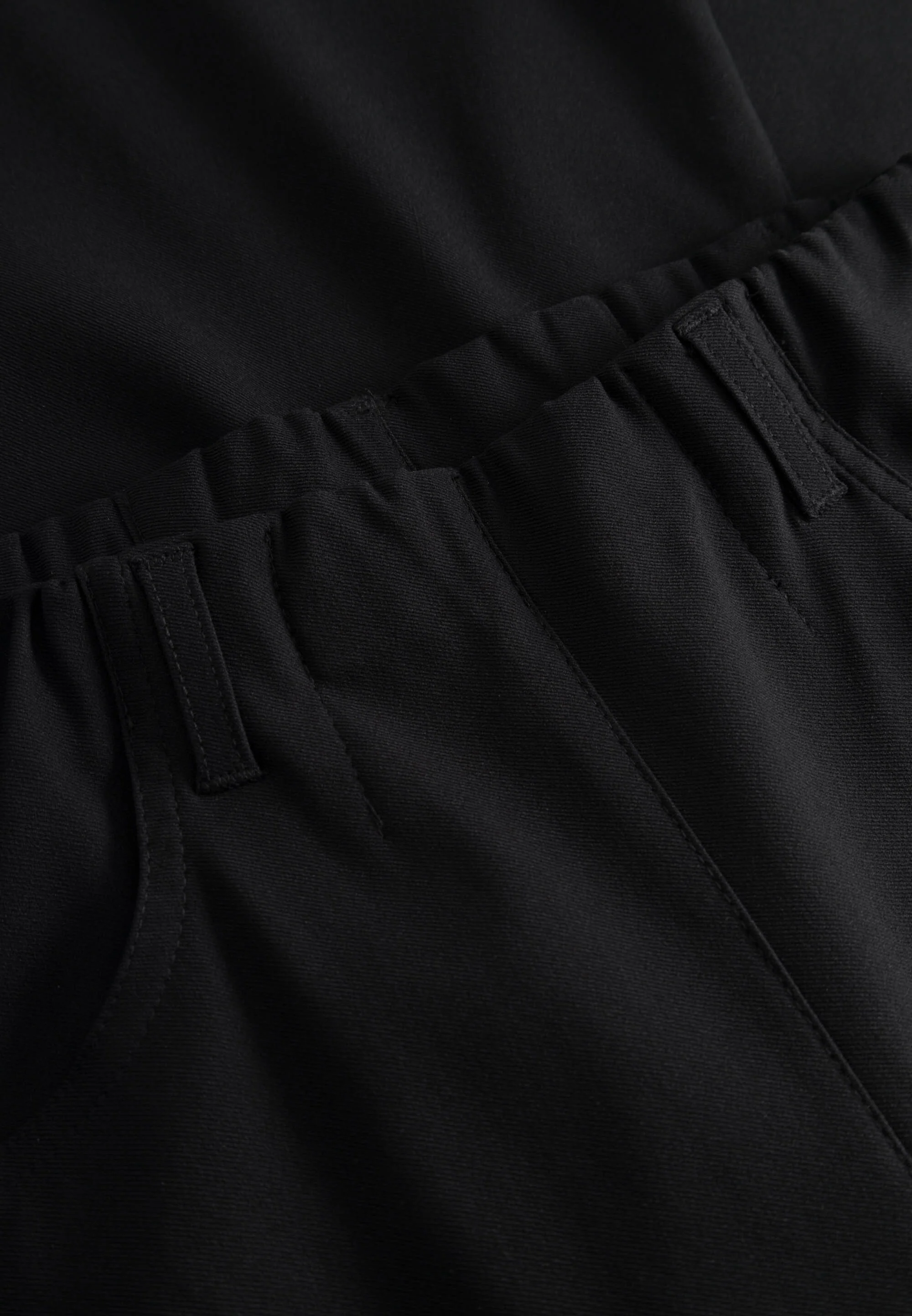 Donna Loose - Medium Length - Black - Image 7