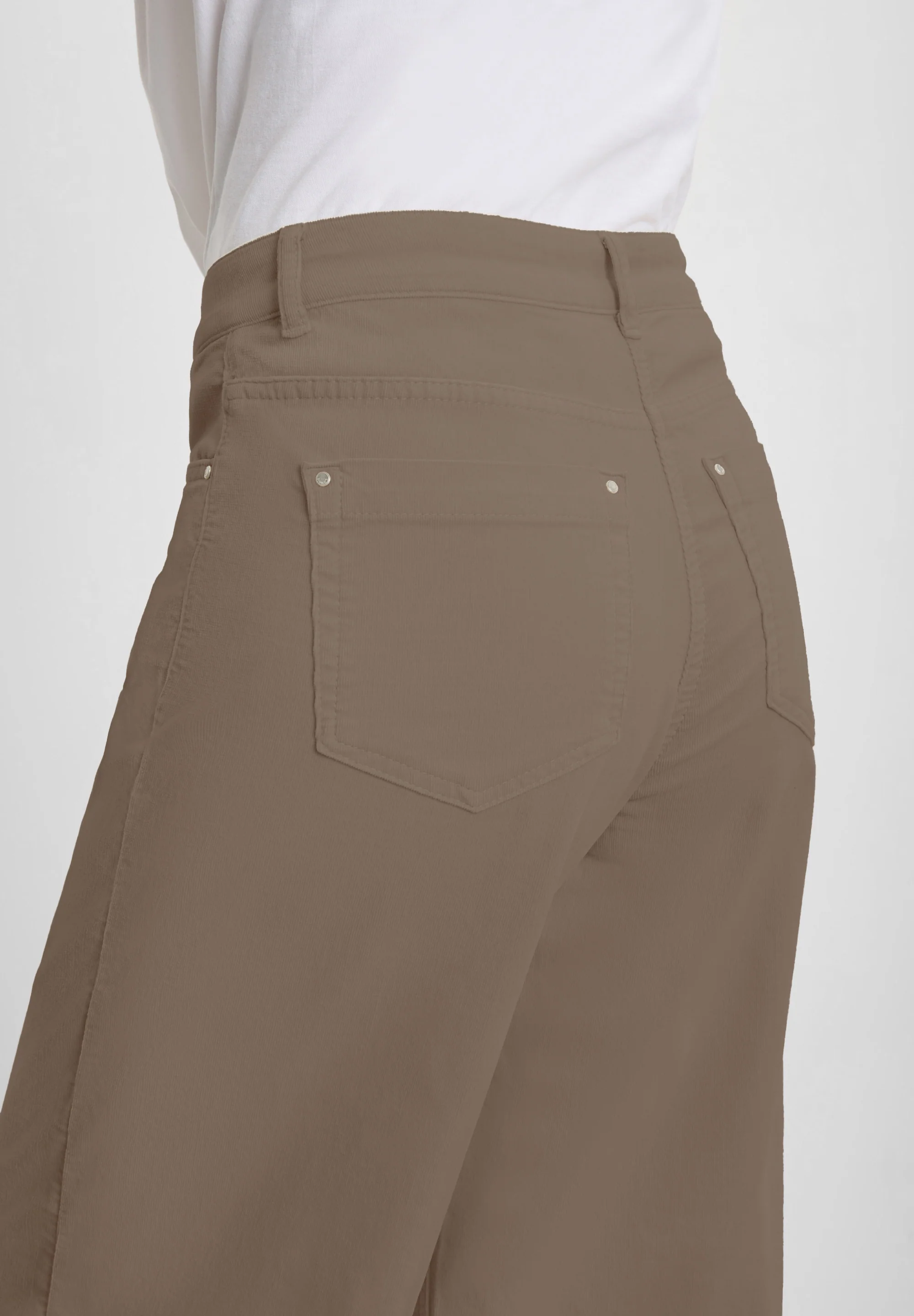 Carol Loose Manchester - Medium Length - Sika - Image 3
