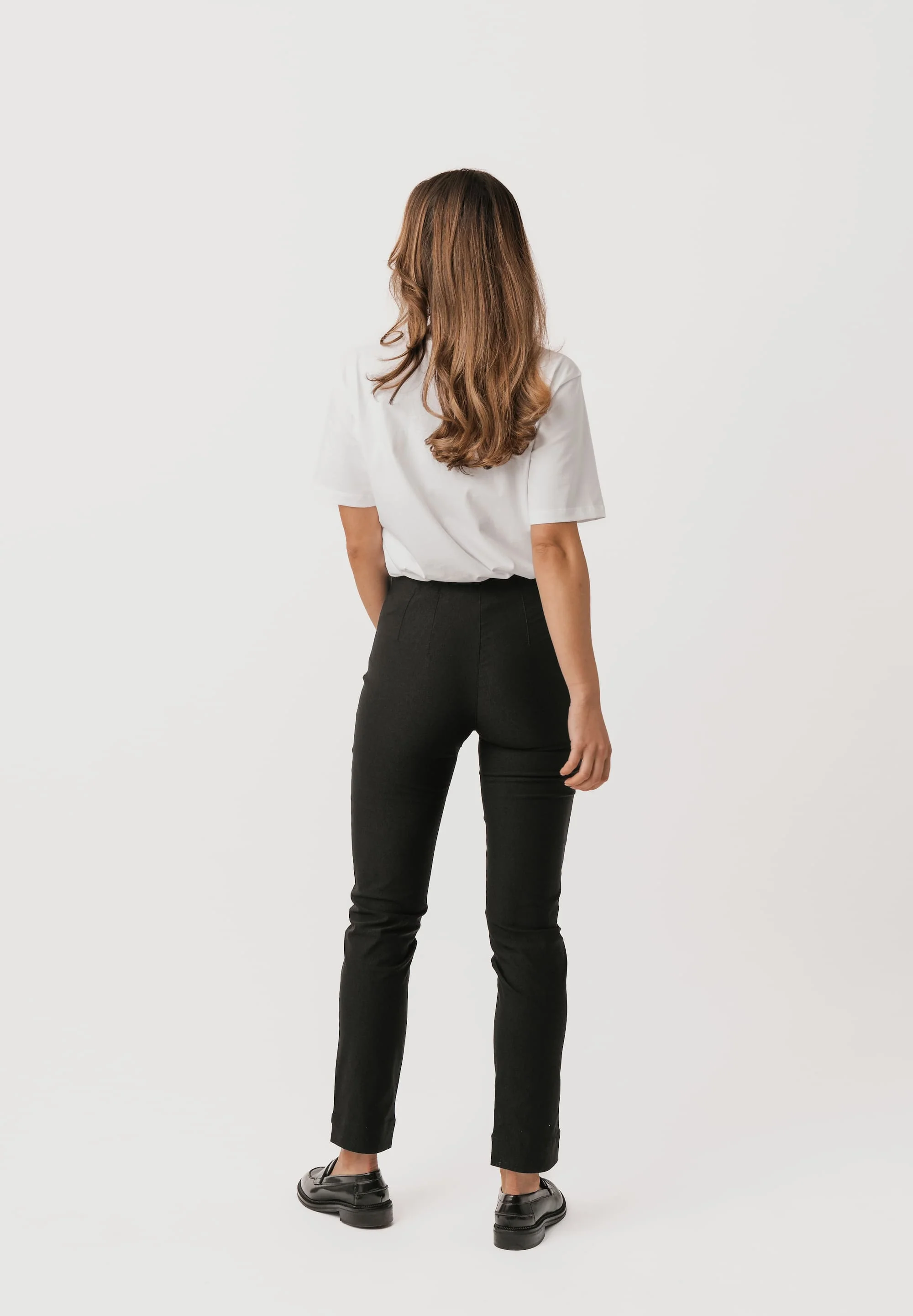 Betty Regular - Medium Length - Black - Image 4