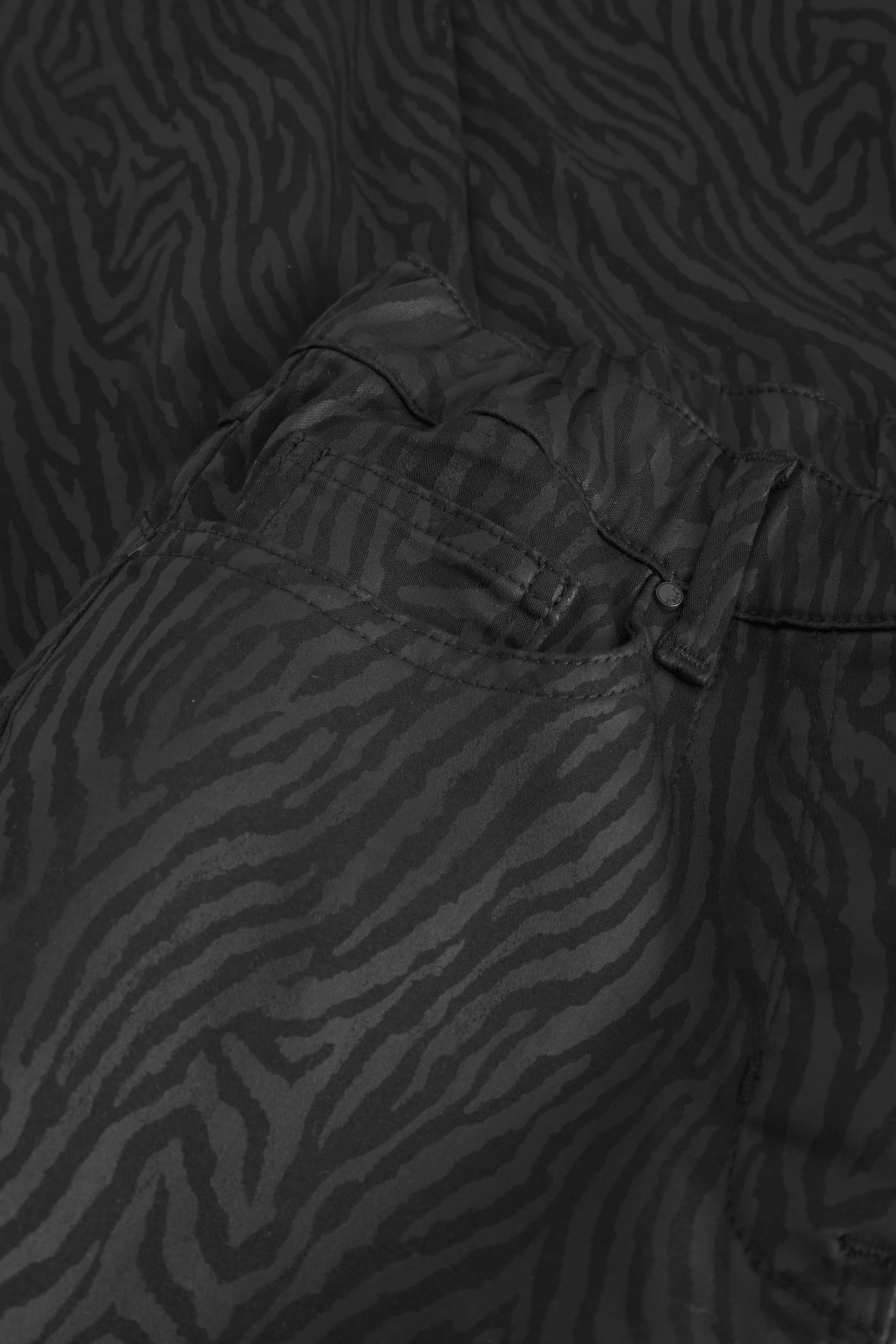 Hannah Regular XSL - Black Zebra Print - Image 3